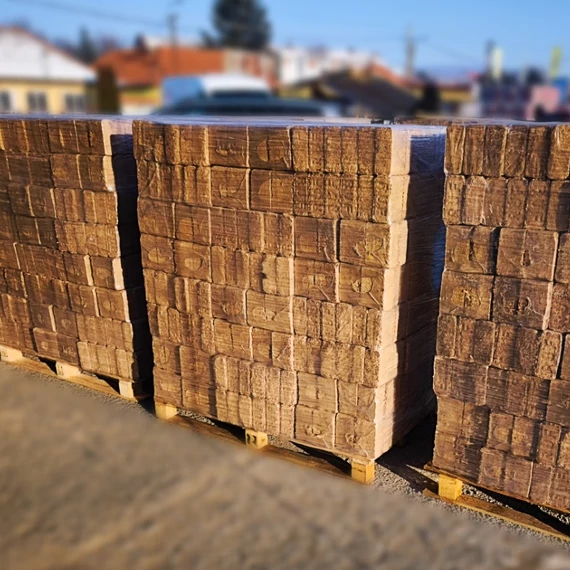 Keményfa brikett (RUF) - raklapon